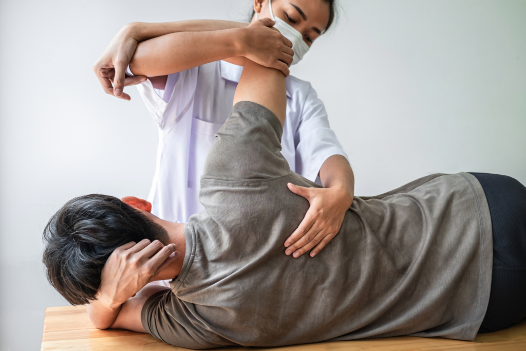 1. ¿Por qué es tan importante la rehabilitación postoperatoria? Tras una intervención quirúrgica, el cuerpo requiere un período de adaptación y curación. En este proceso, es habitual que aparezcan molestias, rigidez y, en ocasiones, limitaciones en la funcionalidad de la zona intervenida. La rehabilitación postoperatoria: Acelera el proceso de curación: Al aplicar técnicas especializadas, se estimula la circulación sanguínea y se favorece la regeneración de tejidos. Restaura la movilidad: A través de ejercicios y estiramientos específicos, se recupera la fuerza y el rango de movimiento perdidos durante el reposo. Reduce el dolor y la inflamación: La terapia adecuada puede ayudar a aliviar las molestias postquirúrgicas y a prevenir complicaciones. Previene la formación de adherencias: Las cicatrices internas pueden limitar el movimiento y causar dolor crónico; la rehabilitación contribuye a evitar o minimizar este problema. Mejora la calidad de vida: Superar las secuelas de una operación permite al paciente retomar sus actividades cotidianas con mayor seguridad y confianza. 2. Factores que influyen en la recuperación Cada persona y cada cirugía son únicas, por lo que la rehabilitación postoperatoria varía en función de distintos factores: Tipo de cirugía: No es lo mismo recuperarse de una intervención de rodilla que de una cirugía abdominal. Cada procedimiento requiere un enfoque adaptado a la zona intervenida y a las estructuras anatómicas implicadas. Estado físico previo: Un paciente con buena condición física y sin enfermedades crónicas generalmente se recupera con mayor rapidez que alguien con problemas de sobrepeso, diabetes u otras complicaciones. Edad: Con el paso de los años, el proceso de regeneración celular se vuelve más lento, por lo que la rehabilitación tiende a requerir más tiempo y seguimiento en adultos mayores. Cumplimiento de las indicaciones médicas: Seguir al pie de la letra las instrucciones del equipo de salud (descanso, control del dolor, ejercicios, alimentación adecuada) influye directamente en la efectividad de la recuperación. 3. Etapas de la rehabilitación postoperatoria La rehabilitación posterior a una operación suele dividirse en fases que se adaptan a la evolución del paciente: 3.1 Fase inicial o de inmovilización Objetivo principal: Proteger la zona operada y controlar el dolor y la inflamación. Actividades: Se incluyen técnicas suaves de movilización pasiva, crioterapia (aplicación de frío) y ejercicios isométricos (sin movimiento articular) para mantener el tono muscular. 3.2 Fase intermedia o de recuperación funcional Objetivo principal: Mejorar la movilidad y la fuerza muscular de manera progresiva. Actividades: Ejercicios de amplitud de movimiento, estiramientos suaves y ejercicios de fortalecimiento controlado. También pueden introducirse terapias como la electroestimulación o la terapia manual. 3.3 Fase avanzada o de readaptación Objetivo principal: Preparar al paciente para retomar sus actividades cotidianas y/o deportivas con normalidad. Actividades: Se integran ejercicios de mayor intensidad y se hace énfasis en la estabilidad, la coordinación y el equilibrio. En caso de deportistas, se simulan movimientos específicos de su disciplina para garantizar un regreso seguro.