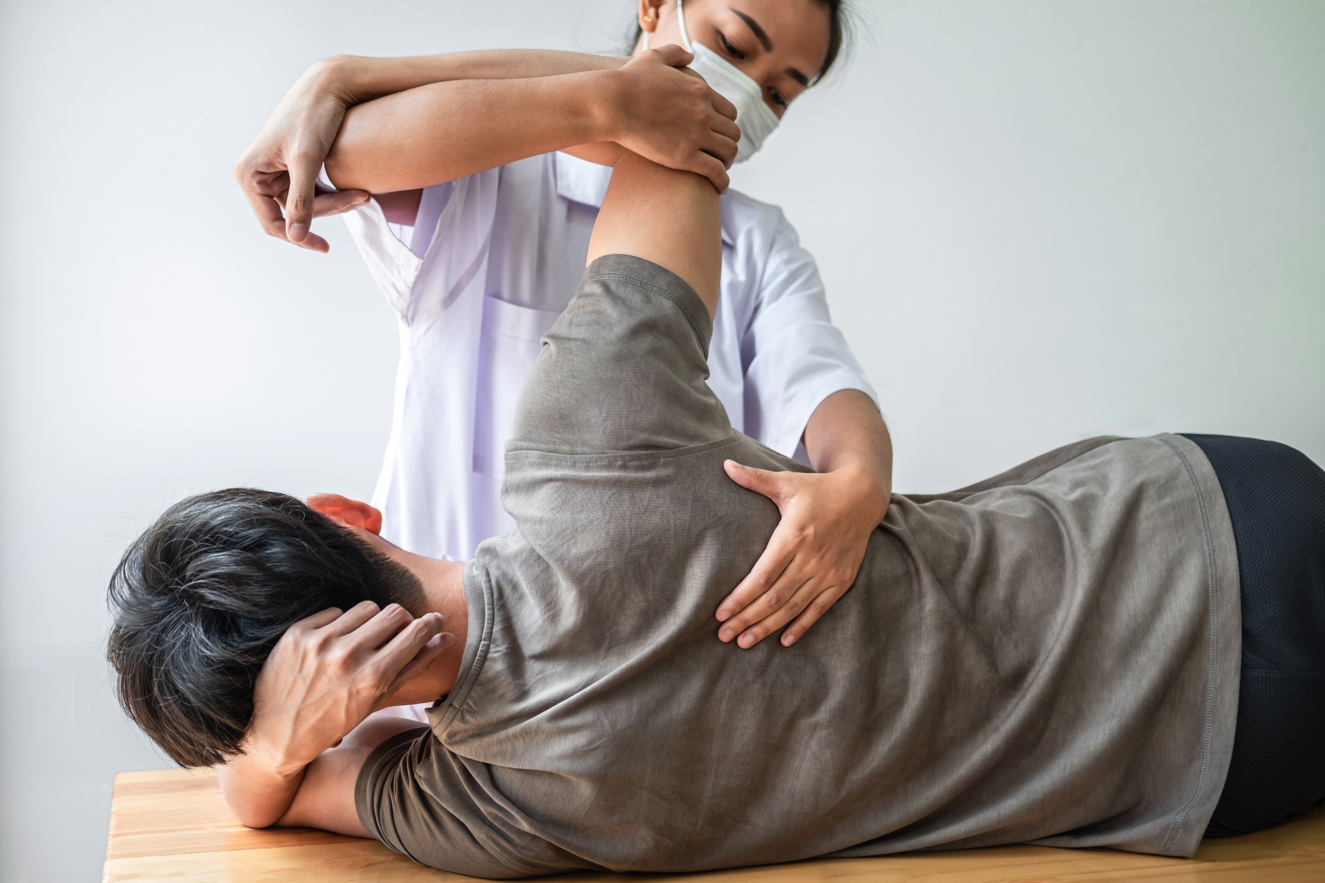 1. ¿Por qué es tan importante la rehabilitación postoperatoria? Tras una intervención quirúrgica, el cuerpo requiere un período de adaptación y curación. En este proceso, es habitual que aparezcan molestias, rigidez y, en ocasiones, limitaciones en la funcionalidad de la zona intervenida. La rehabilitación postoperatoria: Acelera el proceso de curación: Al aplicar técnicas especializadas, se estimula la circulación sanguínea y se favorece la regeneración de tejidos. Restaura la movilidad: A través de ejercicios y estiramientos específicos, se recupera la fuerza y el rango de movimiento perdidos durante el reposo. Reduce el dolor y la inflamación: La terapia adecuada puede ayudar a aliviar las molestias postquirúrgicas y a prevenir complicaciones. Previene la formación de adherencias: Las cicatrices internas pueden limitar el movimiento y causar dolor crónico; la rehabilitación contribuye a evitar o minimizar este problema. Mejora la calidad de vida: Superar las secuelas de una operación permite al paciente retomar sus actividades cotidianas con mayor seguridad y confianza. 2. Factores que influyen en la recuperación Cada persona y cada cirugía son únicas, por lo que la rehabilitación postoperatoria varía en función de distintos factores: Tipo de cirugía: No es lo mismo recuperarse de una intervención de rodilla que de una cirugía abdominal. Cada procedimiento requiere un enfoque adaptado a la zona intervenida y a las estructuras anatómicas implicadas. Estado físico previo: Un paciente con buena condición física y sin enfermedades crónicas generalmente se recupera con mayor rapidez que alguien con problemas de sobrepeso, diabetes u otras complicaciones. Edad: Con el paso de los años, el proceso de regeneración celular se vuelve más lento, por lo que la rehabilitación tiende a requerir más tiempo y seguimiento en adultos mayores. Cumplimiento de las indicaciones médicas: Seguir al pie de la letra las instrucciones del equipo de salud (descanso, control del dolor, ejercicios, alimentación adecuada) influye directamente en la efectividad de la recuperación. 3. Etapas de la rehabilitación postoperatoria La rehabilitación posterior a una operación suele dividirse en fases que se adaptan a la evolución del paciente: 3.1 Fase inicial o de inmovilización Objetivo principal: Proteger la zona operada y controlar el dolor y la inflamación. Actividades: Se incluyen técnicas suaves de movilización pasiva, crioterapia (aplicación de frío) y ejercicios isométricos (sin movimiento articular) para mantener el tono muscular. 3.2 Fase intermedia o de recuperación funcional Objetivo principal: Mejorar la movilidad y la fuerza muscular de manera progresiva. Actividades: Ejercicios de amplitud de movimiento, estiramientos suaves y ejercicios de fortalecimiento controlado. También pueden introducirse terapias como la electroestimulación o la terapia manual. 3.3 Fase avanzada o de readaptación Objetivo principal: Preparar al paciente para retomar sus actividades cotidianas y/o deportivas con normalidad. Actividades: Se integran ejercicios de mayor intensidad y se hace énfasis en la estabilidad, la coordinación y el equilibrio. En caso de deportistas, se simulan movimientos específicos de su disciplina para garantizar un regreso seguro.