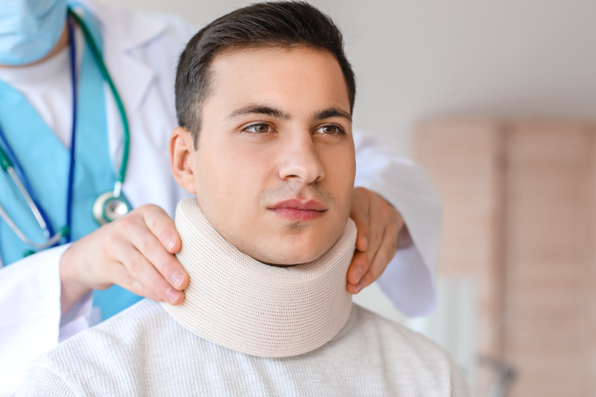 Hoy en día, el cuidado de la salud es un tema preponderante para el desarrollo humano, por lo que es importante tomar cuidados preventivos para evitar enfermedades o lesiones. La prevención es clave para reducir las probabilidades de tener complicaciones de salud a corto y largo plazo, y con ello mejorar la calidad de vida. Es recomendable implementar hábitos saludables, una buena alimentación y ejercicios adecuados puede reducir significativamente el riesgo de desarrollar lesiones en áreas sensibles del cuerpo como la zona cervical. La medicina del deporte en Kines coincide en que las lesiones cervicales son un problema común en la vida moderna de las personas y no solo para deportistas de alto rendimiento. Estas pueden originarse por factores cotidianos como el uso prolongado de dispositivos electrónicos, malas posturas y falta de actividad física. ¿Cómo evitar lesiones cervicales? Las lesiones cervicales se han convertido en afecciones comunes para las personas debido a las rutinas con poca actividad física y la sobrecarga de tensión en esta zona. Estas lesiones pueden causar dolor crónico, rigidez, mareos y en casos extremos afectar la movilidad de la columna vertebral. En este artículo te presentamos algunos consejos prácticos para proteger el cuello de una posible lesión cervical y mantener una postura saludable. 1.- Mantener una postura adecuada Una de las principales causas de las lesiones cervicales en la actualidad es la mala postura en actividades de poca actividad física como sentarse frente a un escritorio o al utilizar dispositivos móviles por largos periodos. Para evitar una sobrecarga de tensión en el cuello, es fundamental mantener la espalda recta y los hombros relajados. Para actividades laborales de oficina o áreas administrativas se recomienda que la pantalla del ordenador esté a la altura de los ojos para evitar inclinar la cabeza hacia adelante de manera reiterada. Del mismo modo, al usar el teléfono móvil, es recomendable sostenerlo a la altura de los ojos en lugar de inclinar el cuello hacia abajo todo el tiempo. 2.- Realiza ejercicios de estiramiento Los ejercicios de estiramiento y fortalecimiento del cuello son esenciales para mantener la flexibilidad y la resistencia de los músculos cervicales. Algunos de los ejercicios más recomendados para esta zona son las inclinaciones laterales del cuello, flexionando suavemente la cabeza hacia un lado hasta sentir un estiramiento en el cuello, mantener durante unos segundos y repetir en el otro lado. Los especialistas en fisioterapia en Kines también recomiendan realizar rotaciones de cuello al girar la cabeza lentamente de un lado a otro para mejorar la movilidad cervical. Además sugieren incluir estiramiento de trapecios, inclinando la cabeza hacia un lado y sujetándola suavemente con la mano para intensificar el estiramiento en la zona. 3.- Ergonomía en el entorno de trabajo y estudios Un entorno de trabajo adecuado es clave para evitar lesiones cervicales por rutinas prolongadas de inactividad física. Por ello, se recomienda utilizar sillas ergonómicas que brinden soporte lumbar y permitan mantener la columna en una posición neutra. También es importante ajustar la altura del escritorio y la distancia de la pantalla para evitar inclinarse hacia adelante. De igual modo, te recomendamos tomar descansos cada 30 o 40 minutos y realizar pequeños estiramientos pues esto ayuda a prevenir la rigidez muscular y la sobrecarga de tensión en la zona. Puedes utilizar los periodos de descanso para realizar alguna de las rutinas anteriores de ejercicios breves para relajar y al mismo tiempo fortalecer las cervicales y toda el área del cuello.